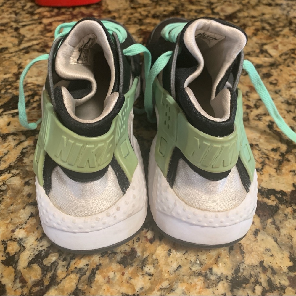 Nike Huarache Black and Green Sneakers with Mesh Upper - Picture 4 of 9
